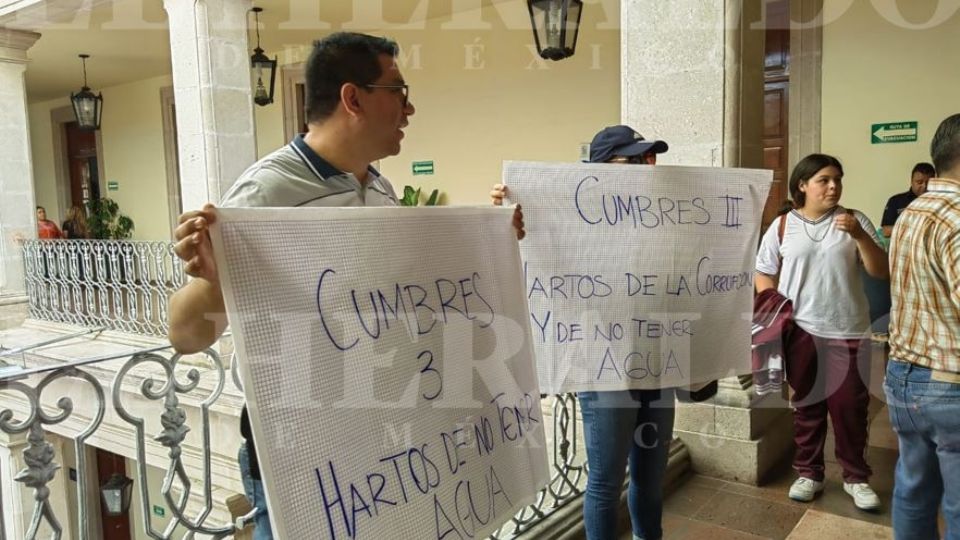 Aguascalientes-Vecinos de Cumbres III se manifiestan en Palacio Municipal por falta de agua (El Heraldo de México)