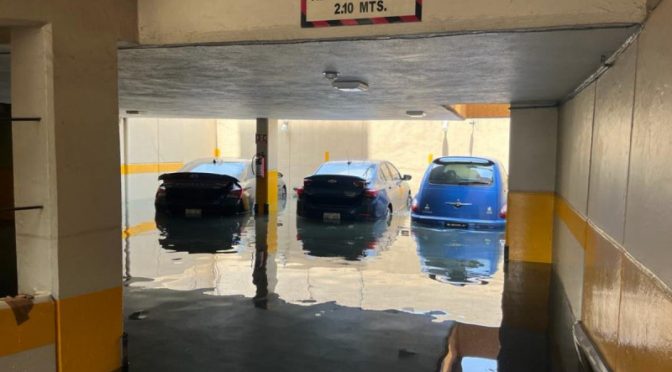Cdmx.-Fuga de agua deja inundado estacionamiento en alcaldía Benito Juárez (Excelsior)