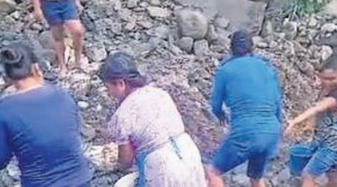 Hidalgo-Pobladores de una comunidad de Hidalgo excavan para encontrar agua (Revista Espejo)