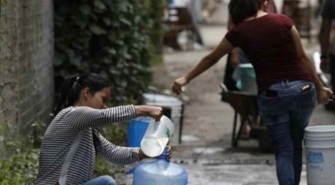 Veracruz-Vecinos de Lázaro Cárdenas no tienen agua hace una semana, bloquean carril (El Dictamen)