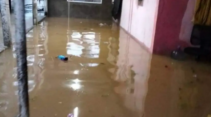 Veracruz-Más de 100 casas inundadas al desbordarse río Agua Dulce en Veracruz (La Jornada)