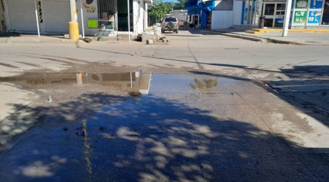 Sinaloa- Fuga de agua en la colonia Francisco I Madero lleva más de dos meses (El Sol de Mazatlán)