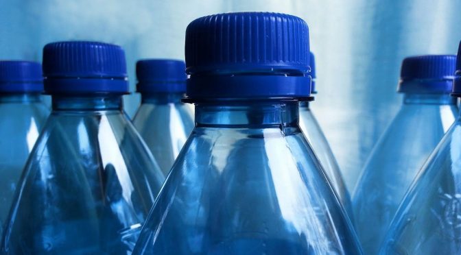 Internacional-Una botella de agua puede contener hasta 240.000 fragmentos de microplásticos (El Periódico)