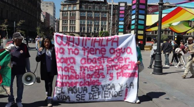 CDMX – Manifestantes protestan frente de Palacio Nacional; exigen servicio de agua (La Prensa)