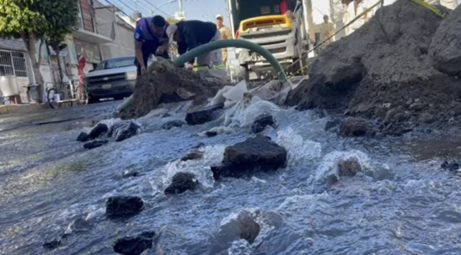 Cdmx- En pleno desabasto, siguen las mega fugas de agua en la CDMX; así puedes reportarlas (TV Azteca)