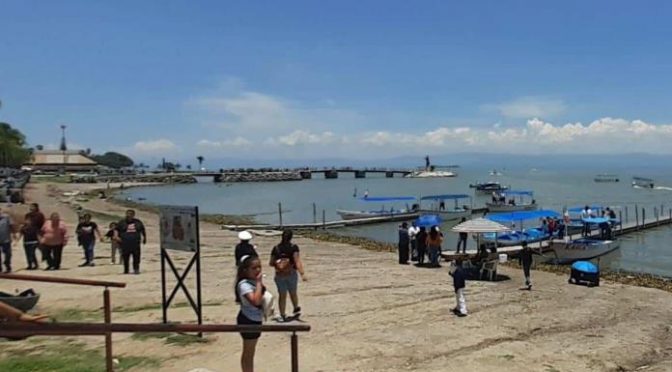 Jalisco – Bajo volumen, invasión de playas y algas microscópicas amenazan calidad del agua del lago de Chapala (UDGTV)