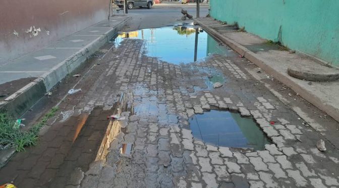 Sinaloa – Más de tres meses tienen con una fuga de agua en la colonia Gabriel Leyva (El Sol de Mazatlán)