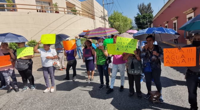 Oaxaca-Vecinos de Colinas de Monte Albán bloquean por falta de agua (El Imparcial)