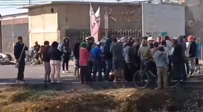 Estado de México – Vecinos bloquean la Texcoco-Lechería en Edomex, ‘desquician’ la zona por falta de agua (Excelsior)