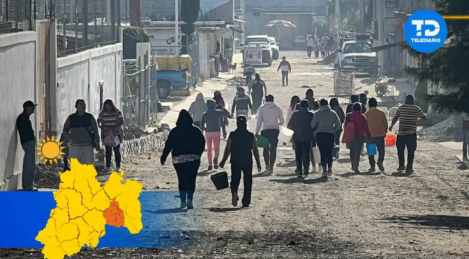 Estado de México – Padres de familia acarrean agua con cubetas para llenar pileta de escuela en Chimalhuacán (Telediario)