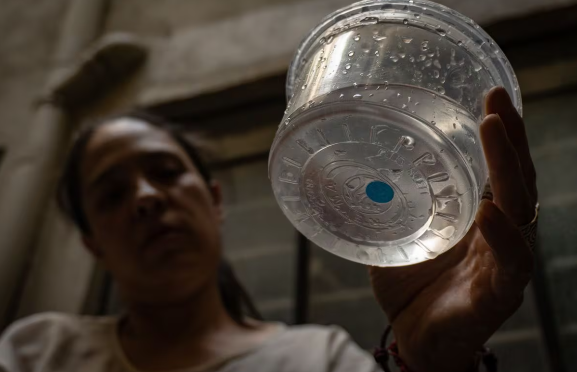 CDMX – Análisis independientes encuentran cloroformo y otras sustancias tóxicas en el agua contaminada de Benito Juárez (El País)