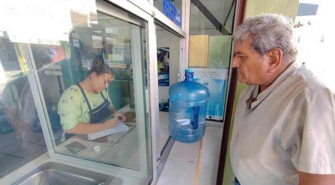 Tampico – Agua purificada escasea, familias apartan turnos para poder comprarla (El Sol de Tampico)
