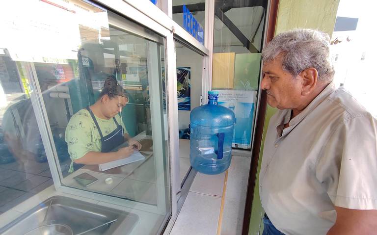 Tampico – Agua purificada escasea, familias apartan turnos para poder comprarla (El Sol de Tampico)