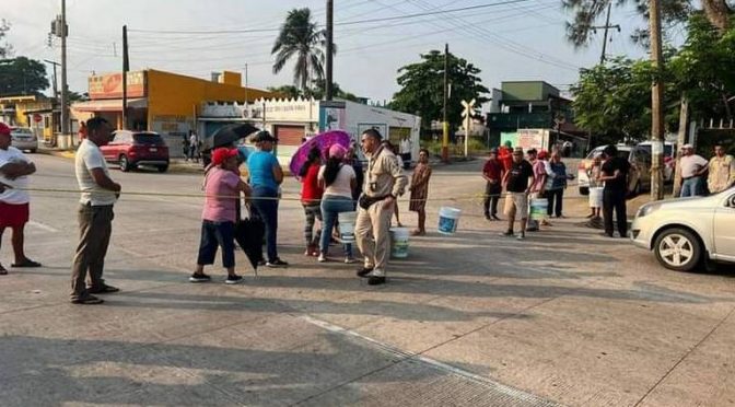 Veracruz – En Coatzacoalcos ciudadanos bloquean acceso a la ciudad por falta de agua (Diario de Xalapa)