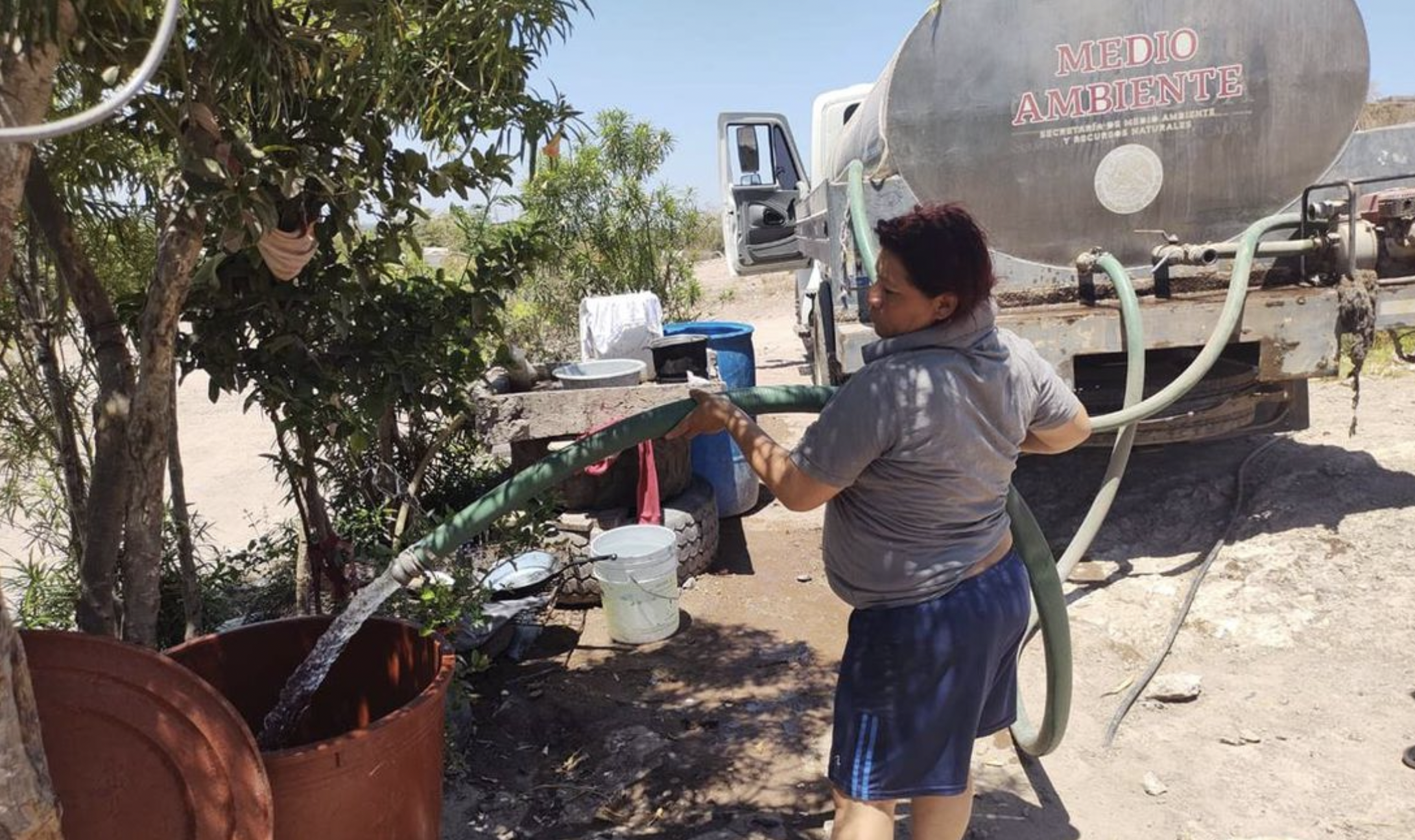 Sinaloa- A causa de la sequía severa en Sinaloa, suministran agua a través de pipas en zonas rurales (El Universal)