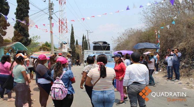Guerrero – Bloquean carretera en Chilpancingo y retienen pipas por falta de agua (Quadratin)