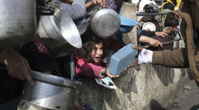 Mundo – Algunos palestinos sobreviven con medio litro de agua al día, según grupos humanitarios (Proceso)