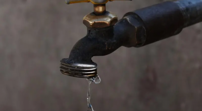 Ciudad de México – Vecinos de la Condesa sufren por agua; invierten diario 2 mil pesos en pipas (Excelsior)