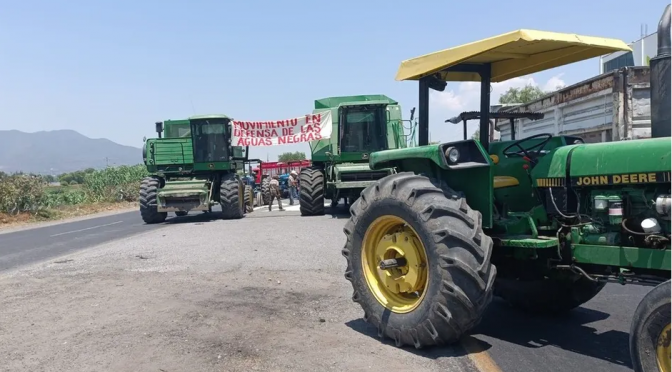 Hidalgo – Con tractores, campesinos bloquean dos carreteras de Hidalgo; pelean aguas de riego para cultivos (Milenio)