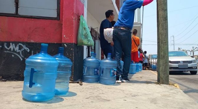 Tamaulipas – Soportan horas bajo el sol por conseguir agua en purificadoras (El Sol de Tampico)