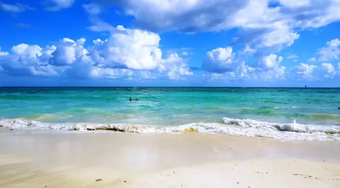 Quintana Roo – Intensas lluvias abren más de 10 ojos de agua en costas de la Riviera Maya (Forbes)