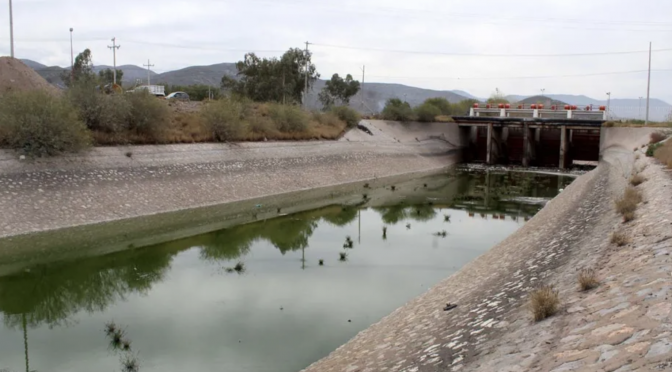 Coahuila- Ejidatarios realizan topografía de canales de riego para recibir pago de Agua Saludable (Milenio)