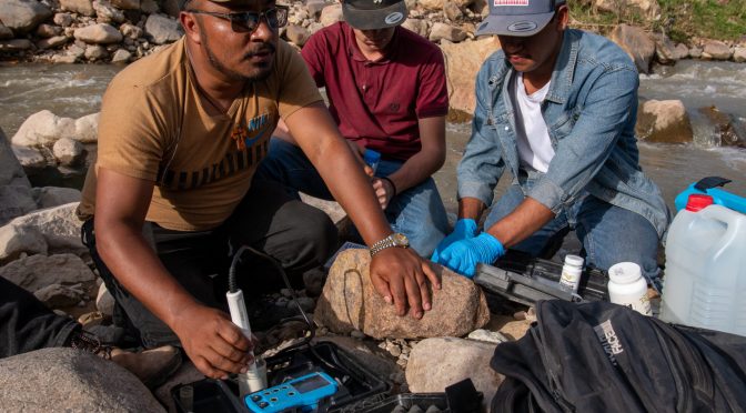 Mundo-Científicos comunitarios siembran la semilla para preservar el agua (Ocote)