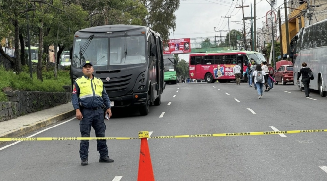 Ciudad de México – Mantienen bloqueo habitantes de Álvaro Obregón por falta de agua (La Jornada)