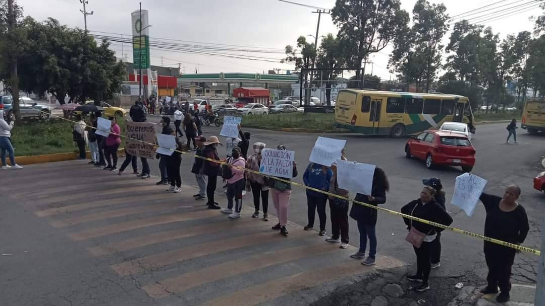 Edomex – Habitantes de Prados Iztacala 1 bloquean los dos sentidos de Lago de Guadalupe por falta de agua (La Jornada)