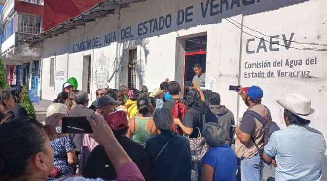 Veracruz – Desesperados por falta de agua bloquean boulevard de Río Blanco (El Sol de Orizaba)