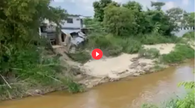 Veracruz – Viviendas se Derrumban por Crecida de Arroyo Agua Dulce al Sur de Veracruz (N+)