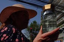 Ciudad de México – A un año sin respuestas, Vecinos de BJ vuelven a exhibir muestras de agua contaminada (La Crónica de Hoy)
