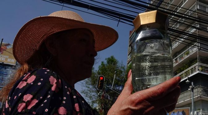 Ciudad de México – A un año sin respuestas, Vecinos de BJ vuelven a exhibir muestras de agua contaminada (La Crónica de Hoy)