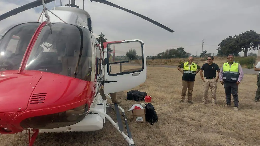 Tlaxcala – Con helicóptero, la Conagua se sumó a combatir incendio en Atltzayanca (El Sol de Tlaxcala
