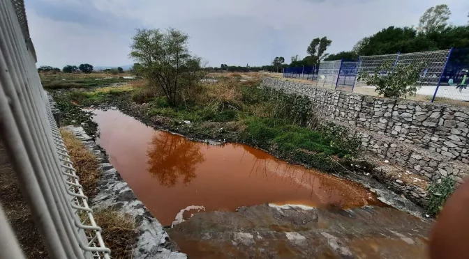 Querétaro – Denuncian descargas de agua contaminada a drenes de zona oriente (El Sol de San Juan del Río)