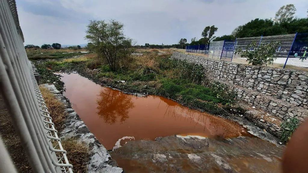 Querétaro – Denuncian descargas de agua contaminada a drenes de zona oriente (El Sol de San Juan del Río)
