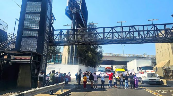 Ciudad de México – Vecinos de Iztacalco protestan por falta de agua, culpan a empresa de anuncios luminosos por la situación (Infobae)