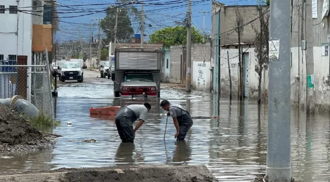 Edomex – Lluvias dejan inundaciones en Chalco, Edomex; nivel del agua superó el metro de altura (Milenio)