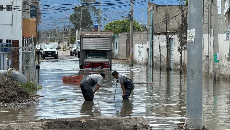 Edomex – Lluvias dejan inundaciones en Chalco, Edomex; nivel del agua superó el metro de altura (Milenio)