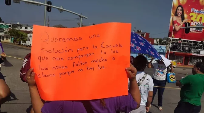 Tabasco – Padres de familia bloquean vialidad por falta de luz y agua en primaria de Gaviotas Norte (El Heraldo de Tabasco)