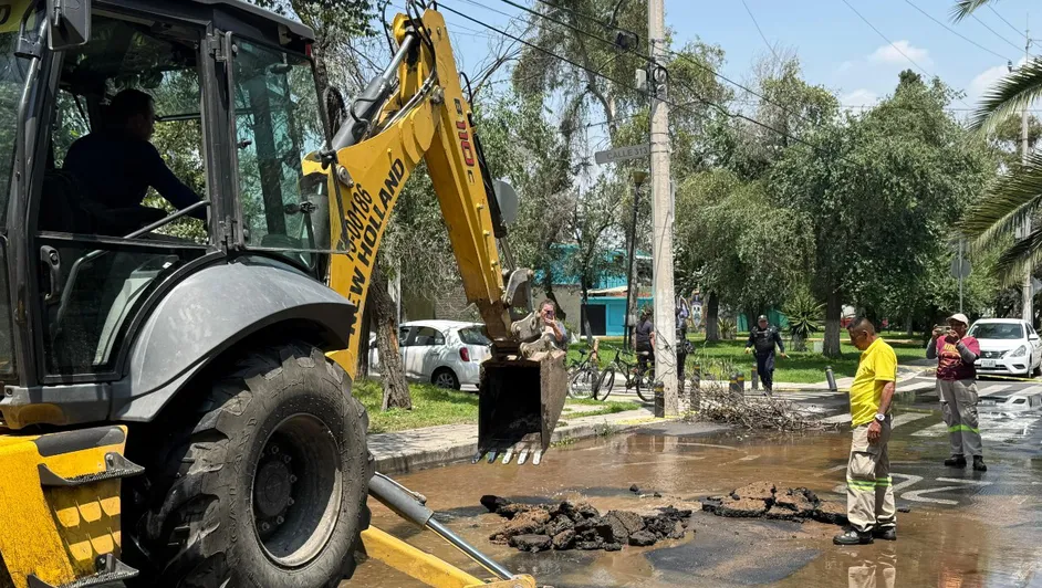 CDMX – Fuga de agua rompe el pavimento en la GAM; es el segundo caso que ocurre en dos días. (Milenio)