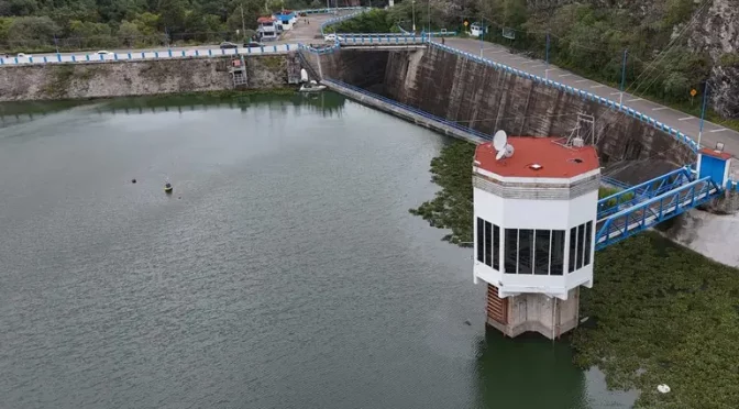 Edomex.- Cutzamala pierde 5.4 millones de metros cúbicos de agua en una semana. (Excelsior)