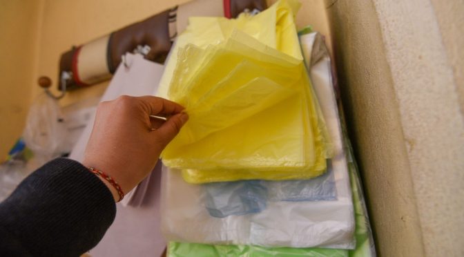 CDMX.-Estudiantes del IPN buscan desarrollar plástico que se disuelve en agua y la purifica (Sin Embargo)