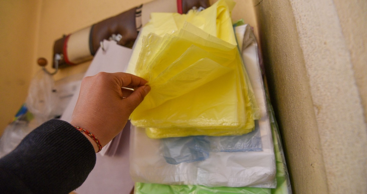 CDMX.-Estudiantes del IPN buscan desarrollar plástico que se disuelve en agua y la purifica (Sin Embargo)