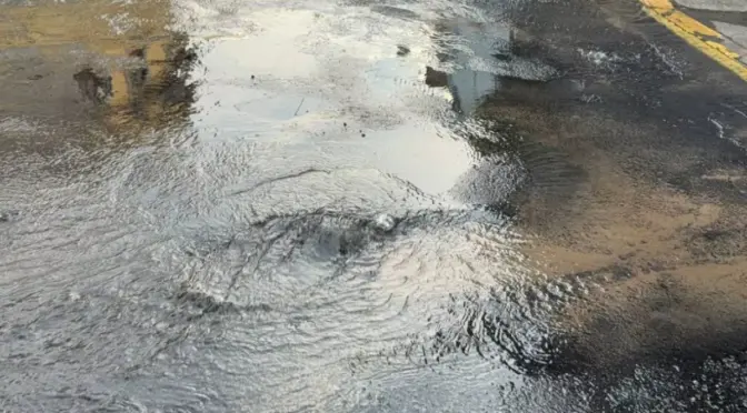 CDMX-Litros de agua se desperdician por fuga en avenida Insurgentes (adn Noticias)