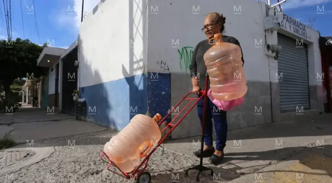 Guanajuato-Cortes de agua en León obligan a vecinos de Granjeno Plus a gastar hasta 400 pesos en garrafones (Milenio)