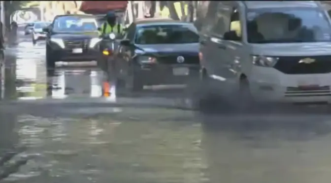 Ciudad de México–Fuga de agua abarca dos carriles en Río Churubusco, Coyoacán (N+)