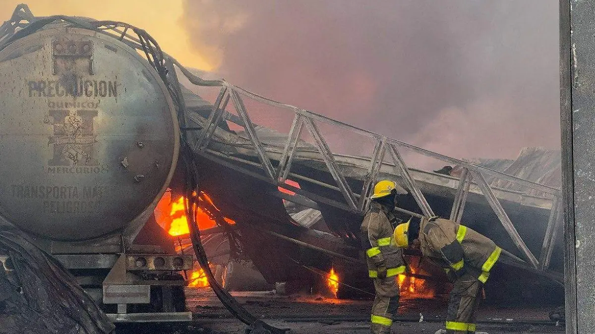 Guanajuato–Mitigan incendio en fábrica de pegamentos en León; usan 182 mil litros de agua (Noticias Vespertinas)