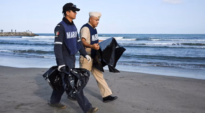 México–La Marina identifica un barco y emanaciones naturales como causantes del derrame en el Golfo de México (El País)