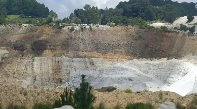 Puebla – Agua de arroyos se torna lechosa; medio siglo de minería a cielo abierto agota y contamina manantiales de la Sierra Norte de Puebla (El Sol de Puebla)